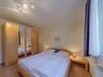 helles Schlafzimmer mit Kleiderschrank - Haus am Kölpinsee App. 3.4 - Top-Hundeurlaub