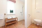 mit ebenerdiger Dusche, WC und Waschtisch - Ferienhaus Buche - Top-Hundeurlaub