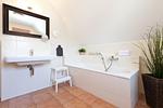 mit Badewanne, Waschtisch - Ferienhaus Buche - Top-Hundeurlaub