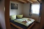 Schlafzimmer mit Doppelbett und Kleiderschrank - Ferienhaus Jabel 29 - Top-Hundeurlaub