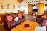 Wohnbereich mit TV - Ferienhaus Jabel 25 - Top-Hundeurlaub