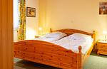 Doppelbett im 2. Schlafzimmer - Ferienhaus Jabel 25 - Top-Hundeurlaub