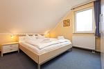 2. Schlafzimmer mit Doppelbett und Aussicht - Mirabelle App. 04 DG/R - Top-Hundeurlaub
