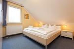 2. Schlafzimmer mit Doppelbett und Aussicht - Mirabelle App. 03 DG/L - Top-Hundeurlaub