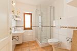 helles Bad mit Dusche, WC und Waschtisch - Sarah App. 03 DG/L - Top-Hundeurlaub