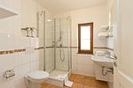helles Bad mit Dusche, WC und Waschtisch - Sarah App. 04 DG/R - Top-Hundeurlaub