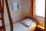 das Schlafzimmer mit einem Bett (Durchgangszimmer) - Ferienhaus Jabel 26 - Top-Hundeurlaub
