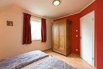 zweites Schlafzimmer mit Doppelbett und Kleiderschrank - Ferienhaus Fernweh - Top-Hundeurlaub