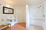 großzügige Vollbad im OG mit Dusche - Ferienhaus Fernweh - Top-Hundeurlaub