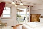 erstes Schlafzimmer mit Doppelbett, Zugang zum Balkon - Kietzspeicher App. 09 - Top-Hundeurlaub