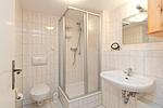 erstes kleines Duschbad mit Dusche und WC - Kietzspeicher App. 09 - Top-Hundeurlaub