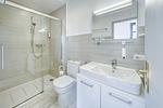 helles Bad mit Dusche, WC - Haus Diana - Uferschwalbe - Top-Hundeurlaub
