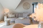 Helles Wohnzimmer mit Couch und Tisch - Strandwohnung 02 - Buhne 12 - Top-Hundeurlaub