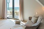 Heller Wohnbereich mit Zugang zur Terrasse - Strandwohnung 02 - Buhne 12 - Top-Hundeurlaub