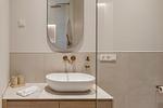 Modernes Badezimmer mit elegantem Waschbecken und Spiegel - Strandwohnung 02 - Buhne 12 - Top-Hundeurlaub