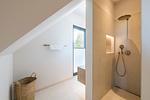 Modernes Badezimmer mit Dusche und Fenster - Strandwohnung 02 - Buhne 12 - Top-Hundeurlaub