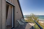 Balkon mit Meerblick und modernen Stühlen - Strandwohnung 02 - Buhne 12 - Top-Hundeurlaub