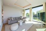 Helles Wohnzimmer mit Sofa und Fernseher - Strandwohnung 01 - Buhne 12 - Top-Hundeurlaub