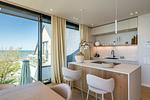 Moderne Küche mit Esstisch und großen Fenstern - Strandwohnung 01 - Buhne 12 - Top-Hundeurlaub