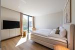 Helles Schlafzimmer mit Doppelbett und Fernseher - Strandwohnung 01 - Buhne 12 - Top-Hundeurlaub