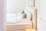Modernes Schlafzimmer mit bequemem Bett - Strandwohnung 01 - Buhne 12 - Top-Hundeurlaub