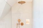 Moderne Dusche mit goldenen Armaturen - Strandwohnung 01 - Buhne 12 - Top-Hundeurlaub