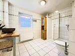 Bad mit Dusche, WC, Fenster und Waschtisch - Krischan - Ruhige Ferienwohnung unweit vom Meer - Top-Hundeurlaub