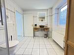 Bad mit Dusche, WC, Fenster und Waschtisch - Krischan - Ruhige Ferienwohnung unweit vom Meer - Top-Hundeurlaub