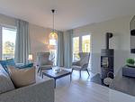 Ferienwohnung Strandlaeufer Ostseebad Wustrow ZweiWasser Alte Seefahrtschule Helles Wohnzimmer mit Kamin - Strandlaeufer - Top-Hundeurlaub