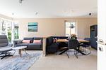 Heller Wohnraum mit Sofa und Esstisch - Windlooper 2 - Top-Hundeurlaub