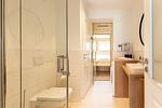Modernes Badezimmer mit Dusche und Waschbecken - Windlooper 2 - Top-Hundeurlaub