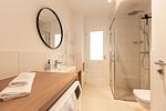 Modernes Badezimmer mit Dusche und Waschbecken - Windlooper 2 - Top-Hundeurlaub