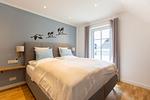 Helles Schlafzimmer mit Doppelbett und modernem Design - Windlooper 2 - Top-Hundeurlaub