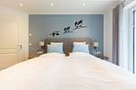 Schlafzimmer mit Doppelbett und Nachttischen - Windlooper 2 - Top-Hundeurlaub
