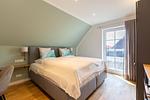 Helles Schlafzimmer mit Doppelbett und Gartenblick - Windlooper 2 - Top-Hundeurlaub