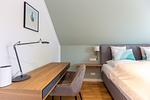 Schlafzimmer mit Bett und Schreibtisch - Windlooper 2 - Top-Hundeurlaub