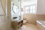 Modernes Badezimmer mit Dusche und Badewanne - Windlooper 2 - Top-Hundeurlaub