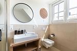 Helles Badezimmer mit modernem Design - Windlooper 2 - Top-Hundeurlaub