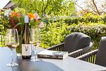 Terrasse mit Wein und Gläsern - Windlooper 2 - Top-Hundeurlaub