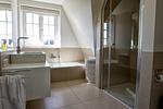 Das Badezimmer im Obergeschoss verfügt über eine bodengleiche Dusche sowie eine Badewanne. - Jettes Hus - Top-Hundeurlaub