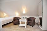 Wohnzimmer mit Sitzecke und Kleiderschrank - Wohnung 13 - Top-Hundeurlaub