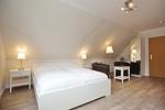 Wohnzimmer mit Doppelbett - Wohnung 13 - Top-Hundeurlaub