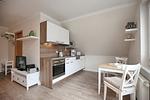 Wohnzimmer mit Küchenzeile und Esstisch - Wohnung 13 - Top-Hundeurlaub
