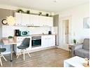 Wohnzimmer mit Essbereich und Küchenzeile - Wohnung 42 - Top-Hundeurlaub