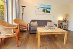 Wohnzimmer mit Schlafcouch und Korbsesseln - Wohnung 02-1 - Top-Hundeurlaub