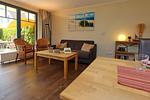 Wohnzimmer mit Schlafsofa und Korbsesseln - Wohnung 02-1 - Top-Hundeurlaub