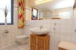 Badezimmer mit WC und Waschbecken - Wohnung 02-1 - Top-Hundeurlaub