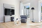 Wohn-Essbereich mit Couch und Flatscreen-TV - Strandresidenzen Binz-Prora V0.1 - Top-Hundeurlaub