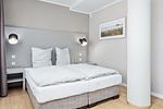 Schlafzimmer mit Doppelbett - Strandresidenzen Binz-Prora V0.1 - Top-Hundeurlaub