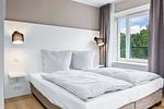 Schlafzimmer mit Doppelbett - Strandresidenzen Binz-Prora V0.3 - Top-Hundeurlaub